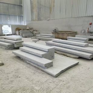 临汾 整石台阶（大面火烧+侧面自然面），出货前厂内拼装