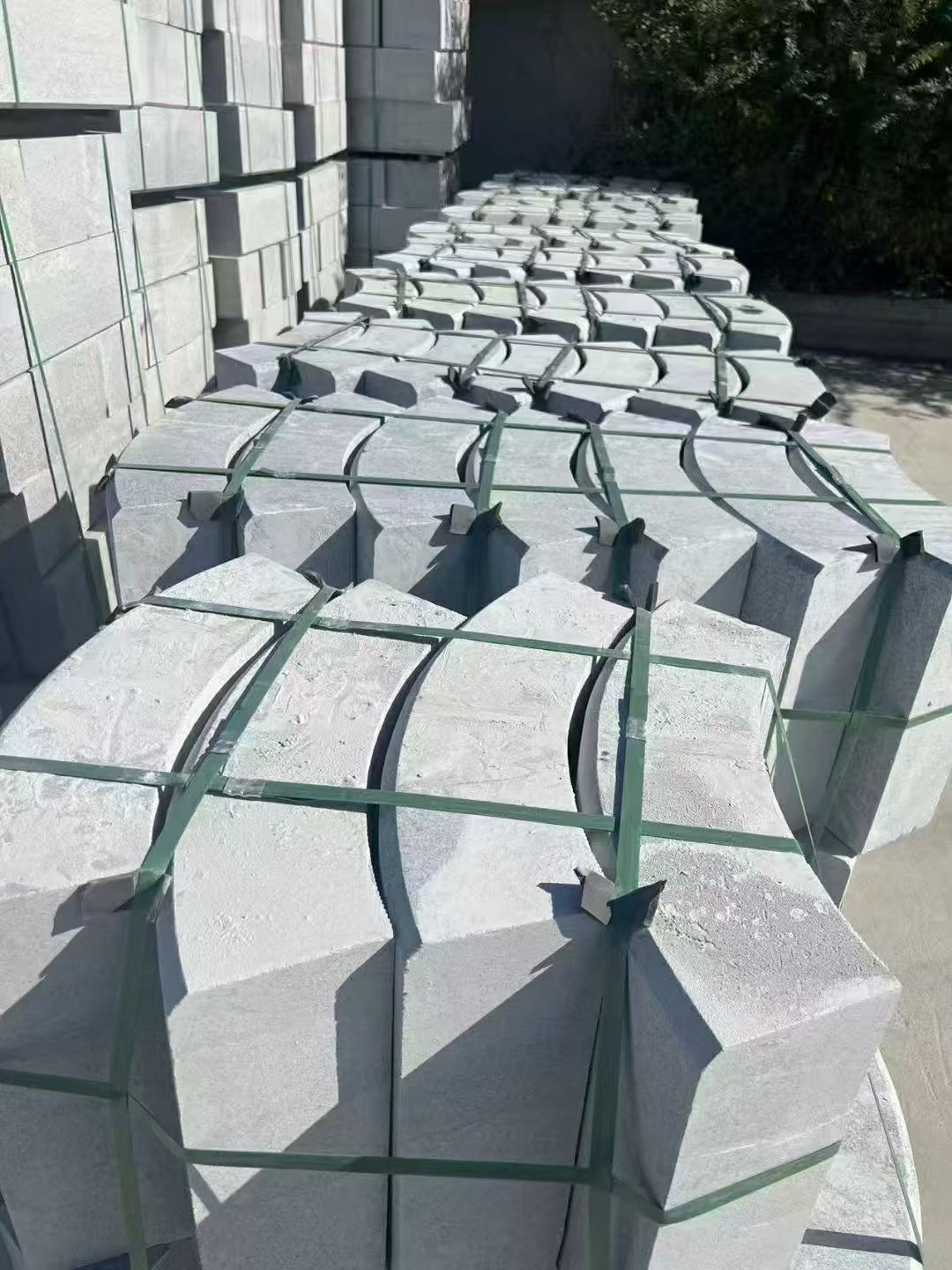 临汾 芝麻灰弧形路沿石