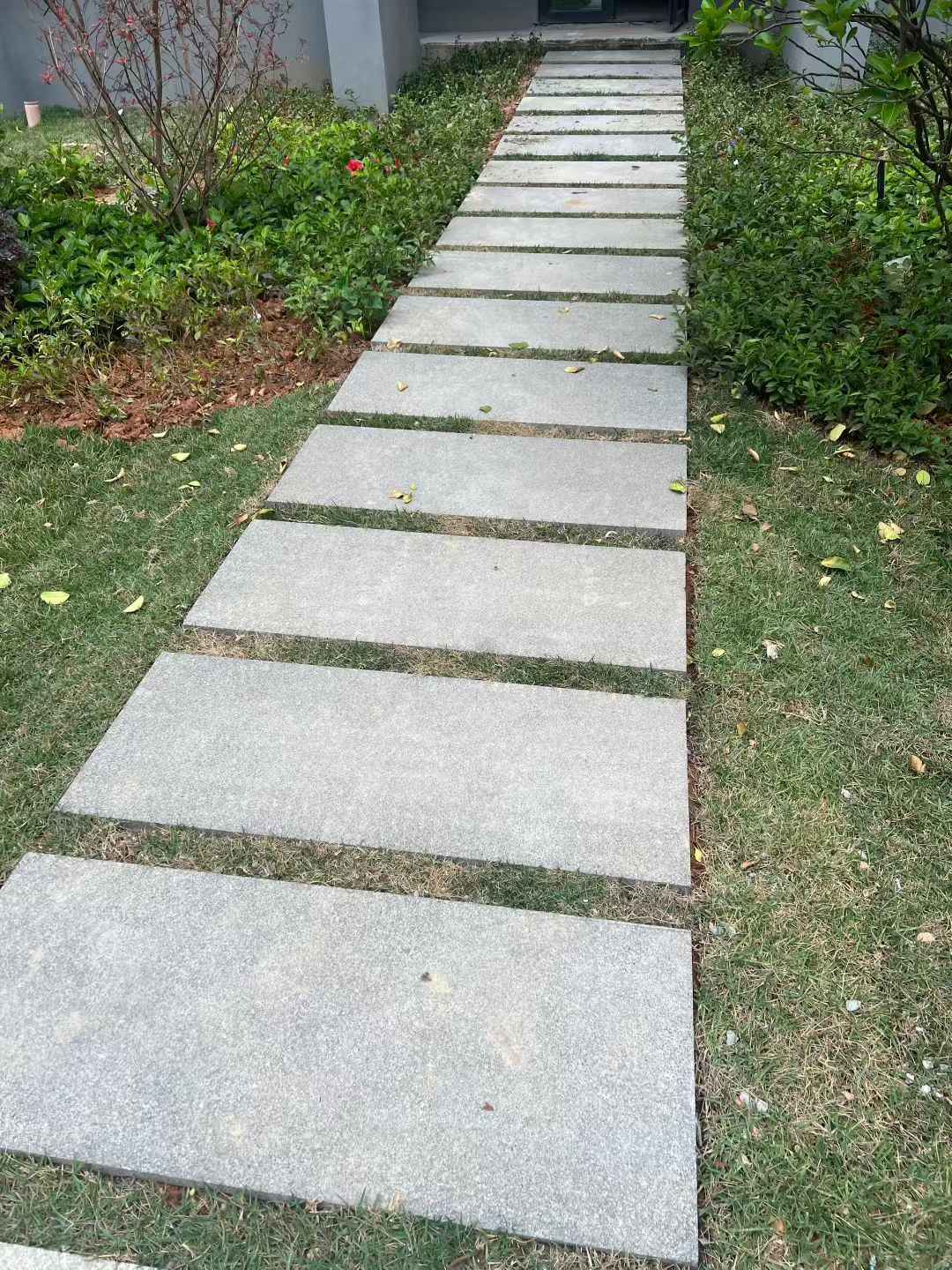 临汾 芝麻黑小区踏步、汀步石铺装效果