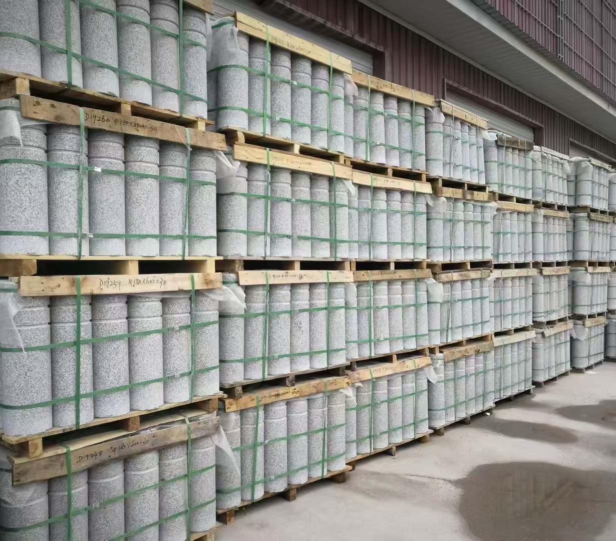 临汾 芝麻白挡车柱、阻车桩、隔离柱