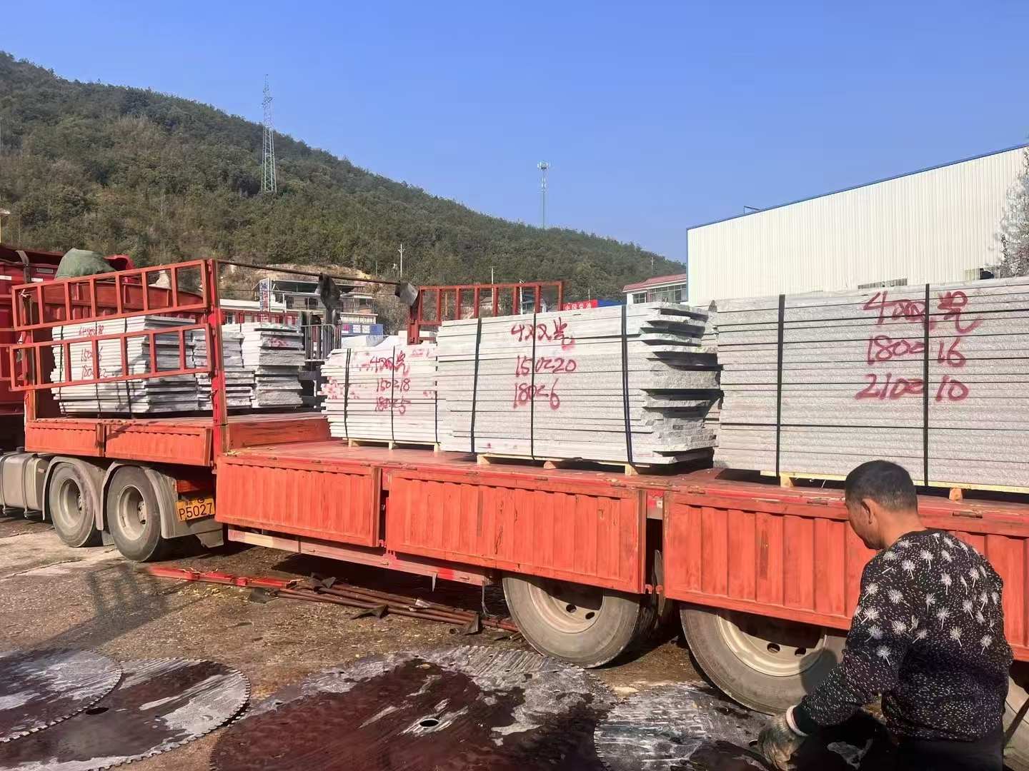 临汾 芝麻灰花岗岩光面毛板出货日常