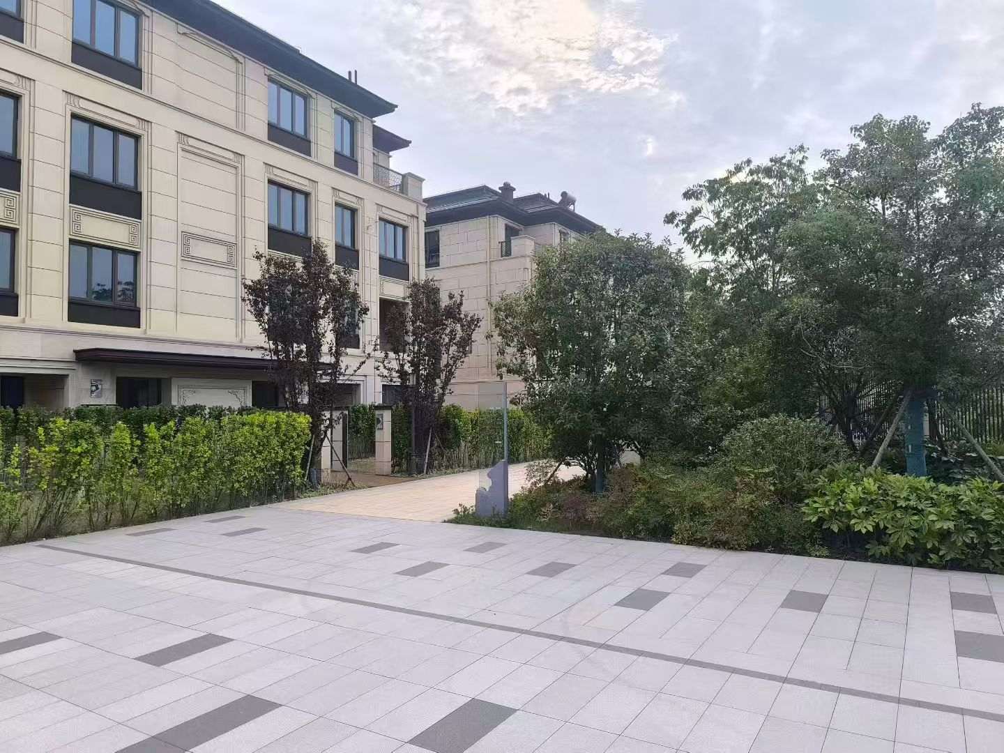 临汾 芝麻白与芝麻白搭配铺装，尺寸1200*600