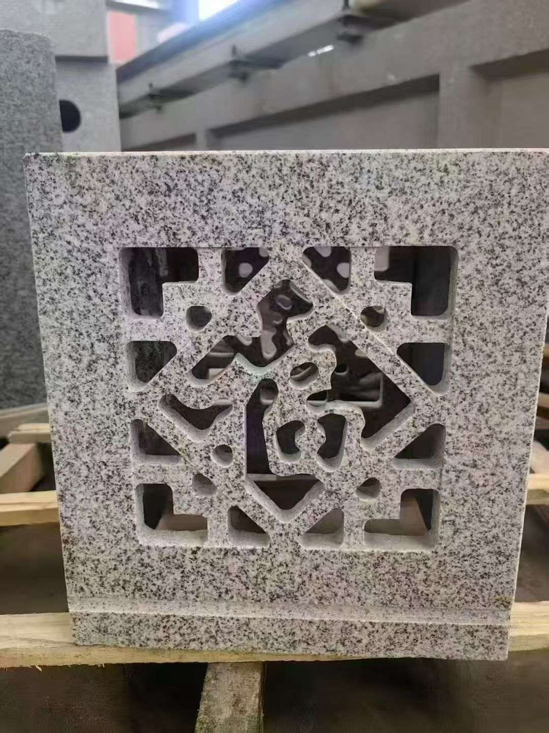 临汾 芝麻白花岗岩镂空雕花灯笼